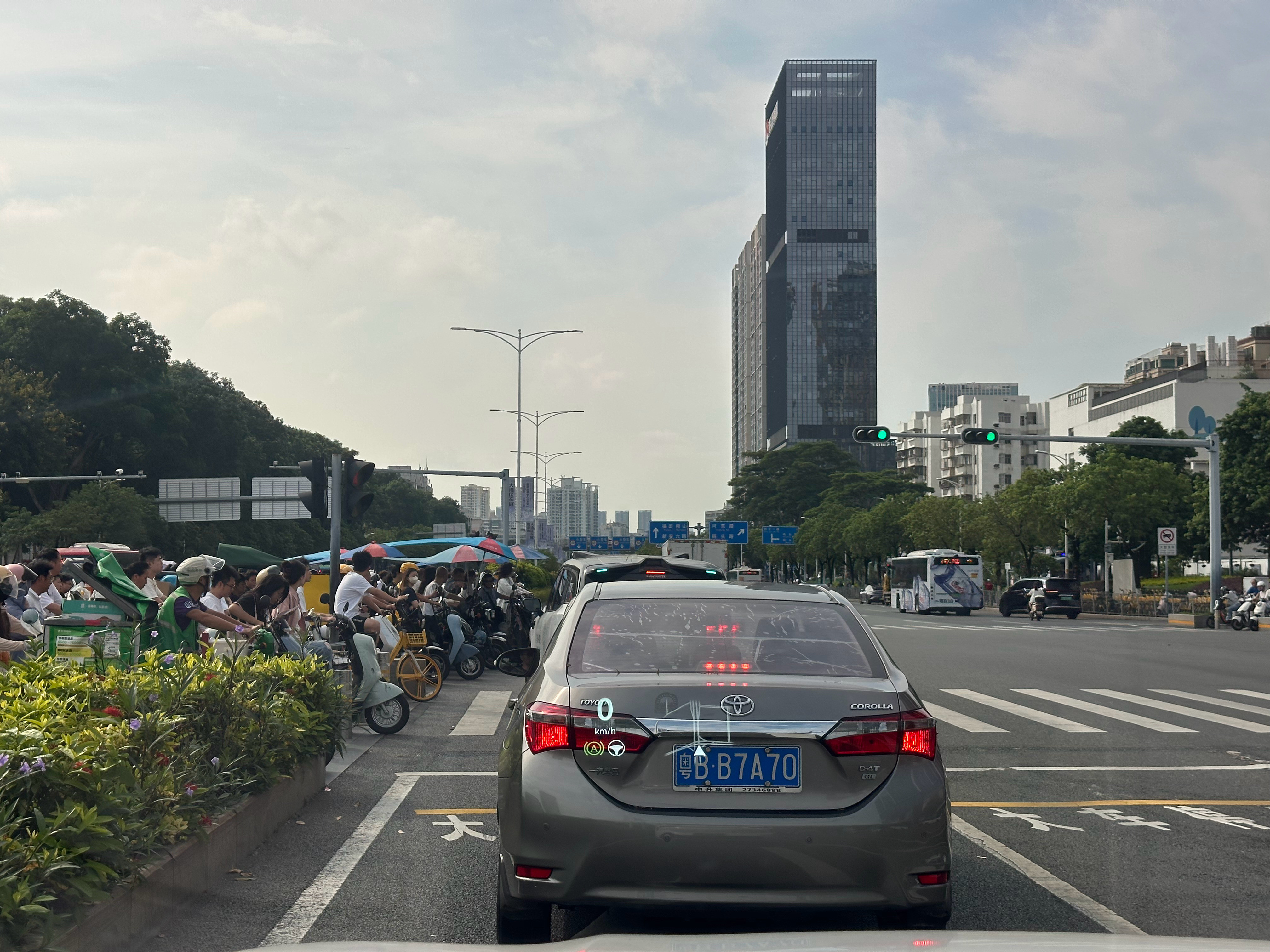 早上来车展，路上遇到一台无人驾驶的车，我的车在第三辆车等了两个红绿灯都没过。这无