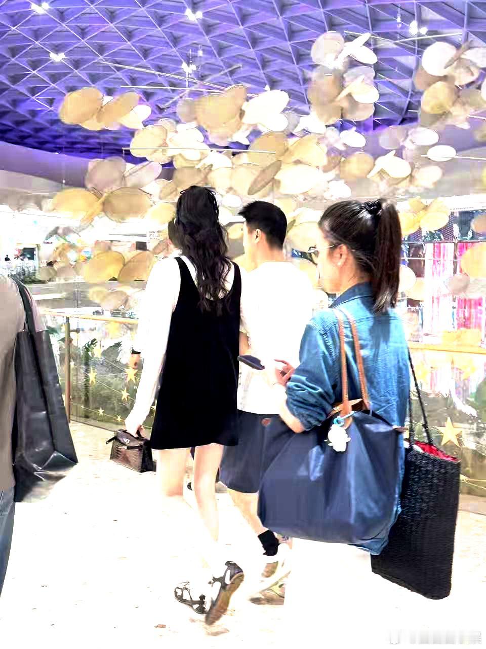 三亚偶遇奚梦瑶何猷君三亚偶遇奚梦瑶何猷君，很乖巧的跟在婆婆后面三亚免税店偶遇奚梦