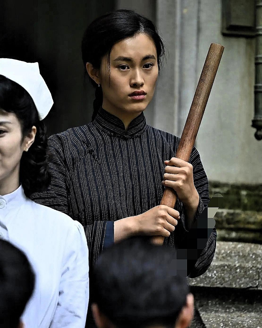 看《沉默的荣耀》时，总被阿兜那几个特写镜头勾着心，导演没白费功夫，这个小角色