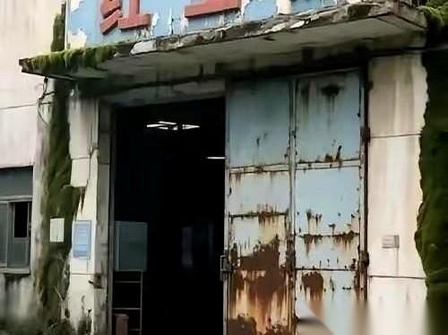 又一个涨停。我上周买它的时候，朋友看我的眼神，就跟看一个准备跳火坑的傻子一模一