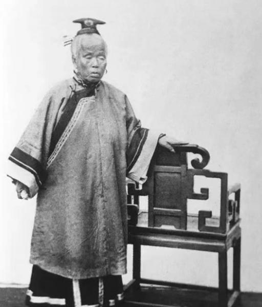 1868年，45岁的李鸿章看到母亲露在轿帘外的脚，忙低声说：“娘，你把脚往回收收