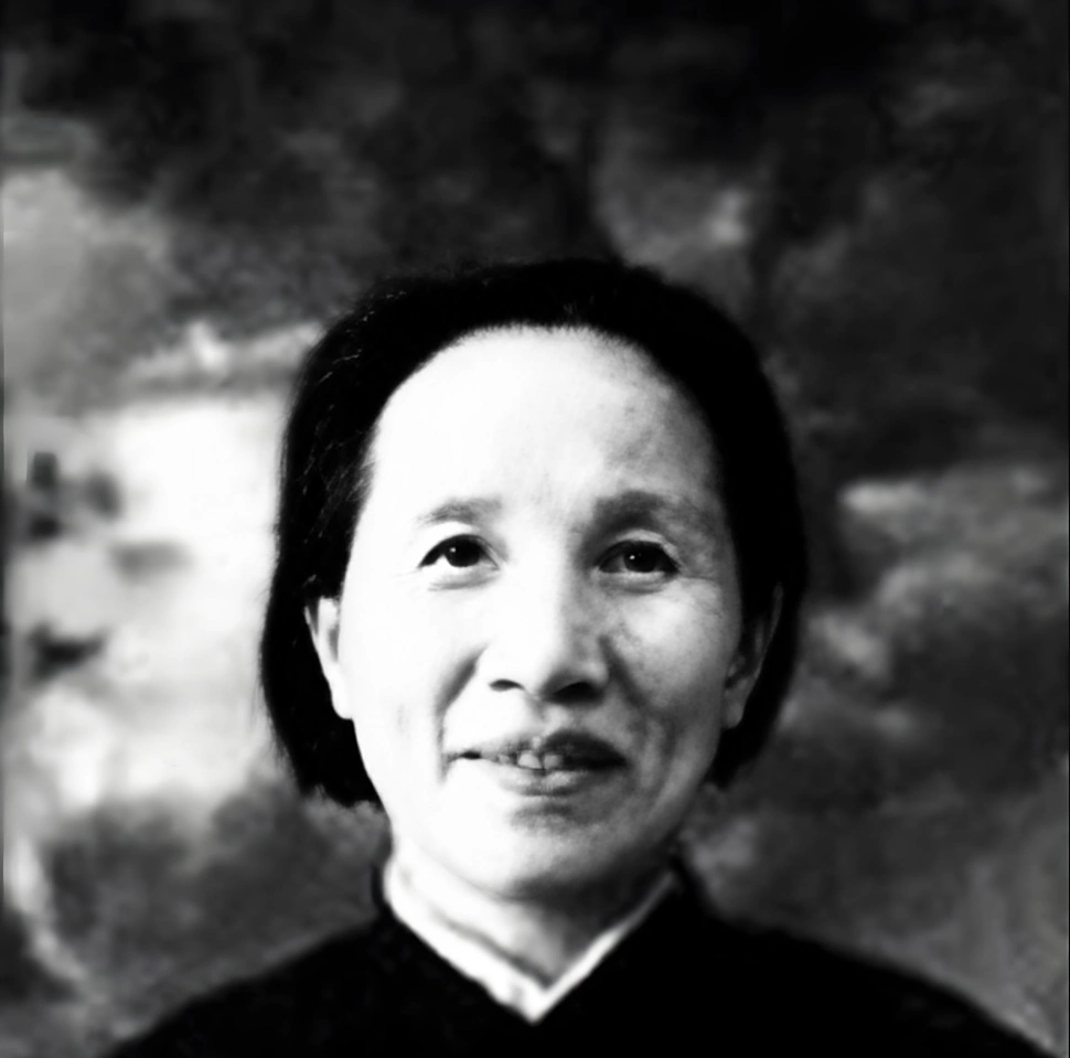 1950年，一名身着简陋的农妇来到北京中南海，要求面见毛主席。门卫正想将她拦下来