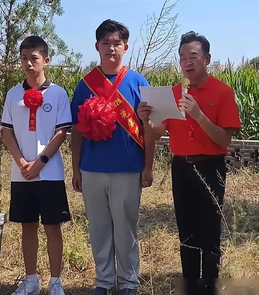 72岁的寇振海家有喜事，儿子争气考上了帝国理工，他没有大操大办？你要真信了“没大