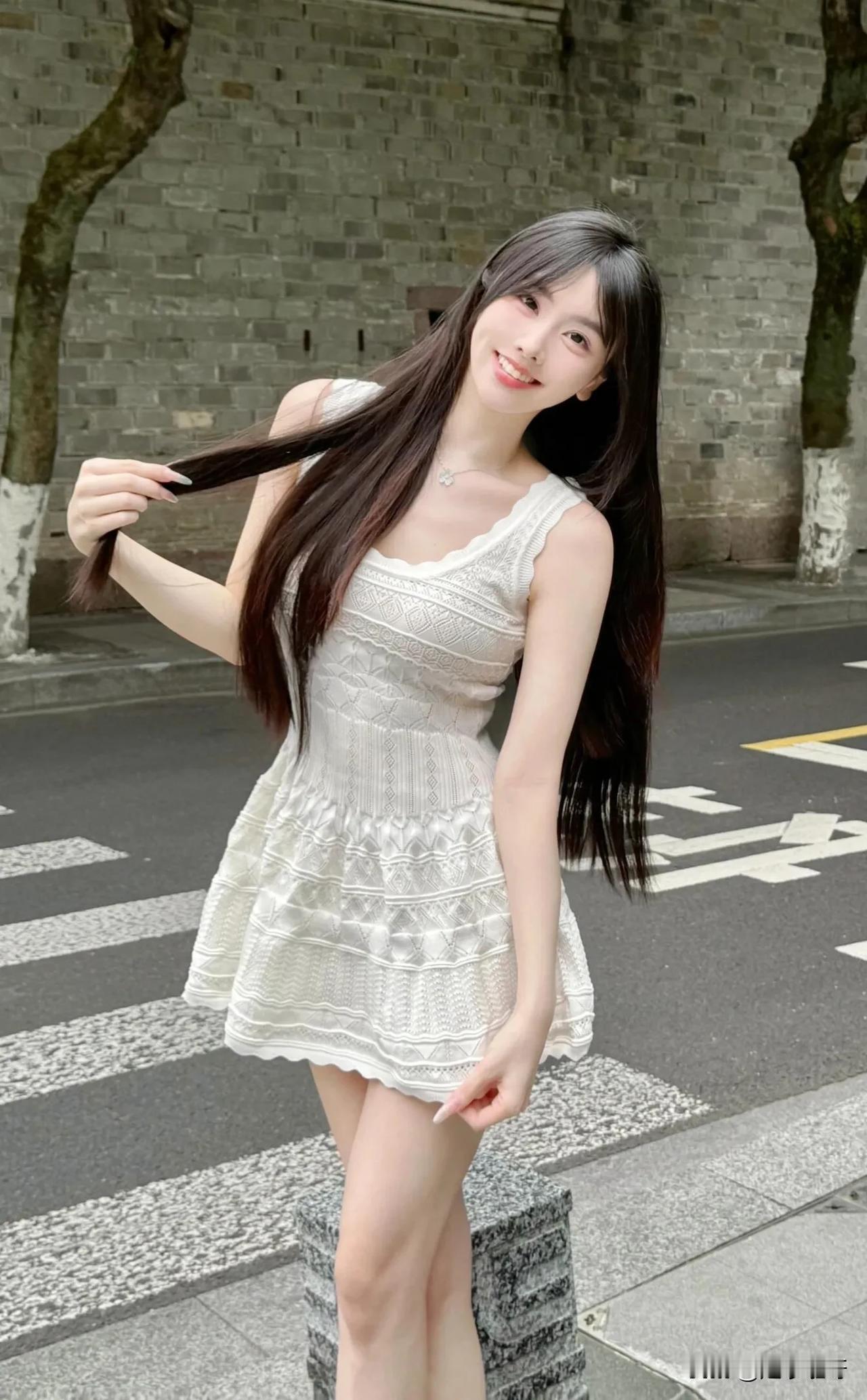长发飘飘的美女，漫步在车水马龙中
