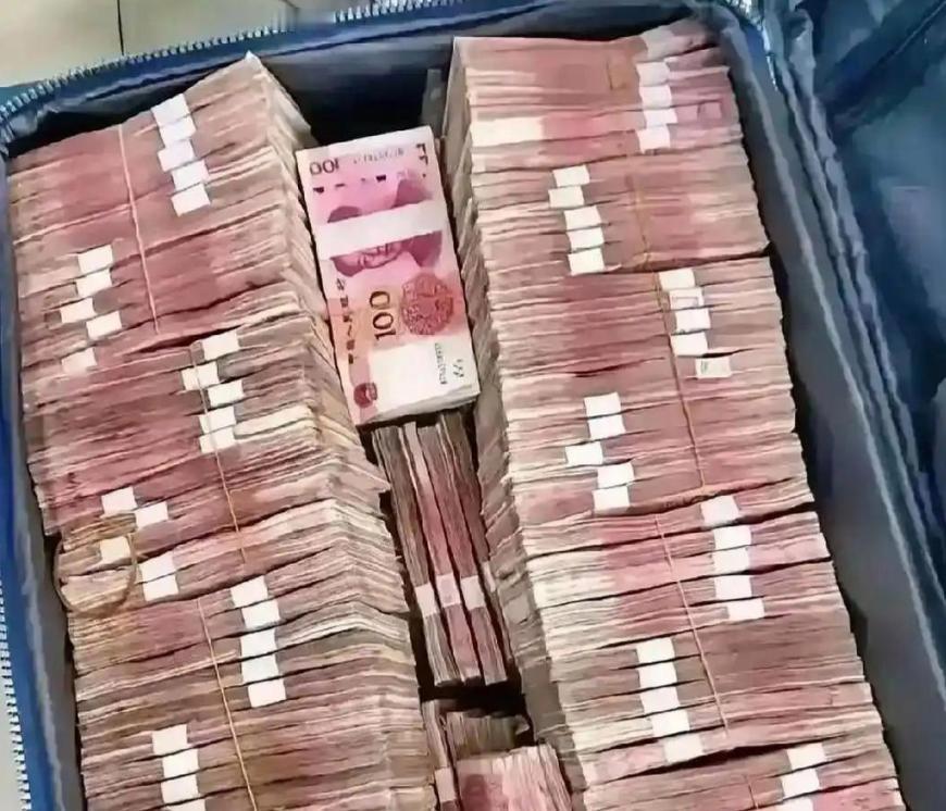 什么叫洗钱？给你讲个最直白的例子。你明天买彩票中了500万，国家规定扣20%个税