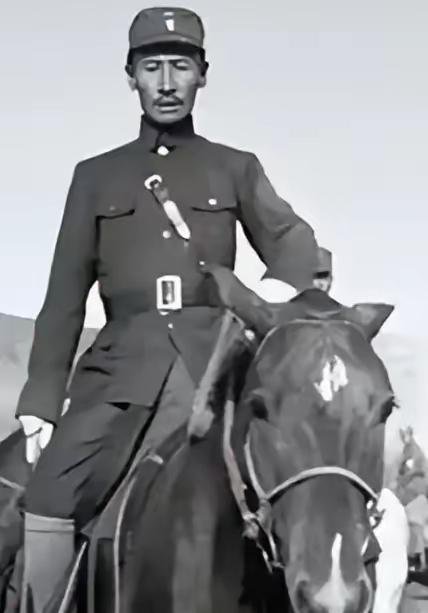1932年，马占山宣布向日本投降，顿时国内上下骂声一片，然而在受降仪式上，马占山