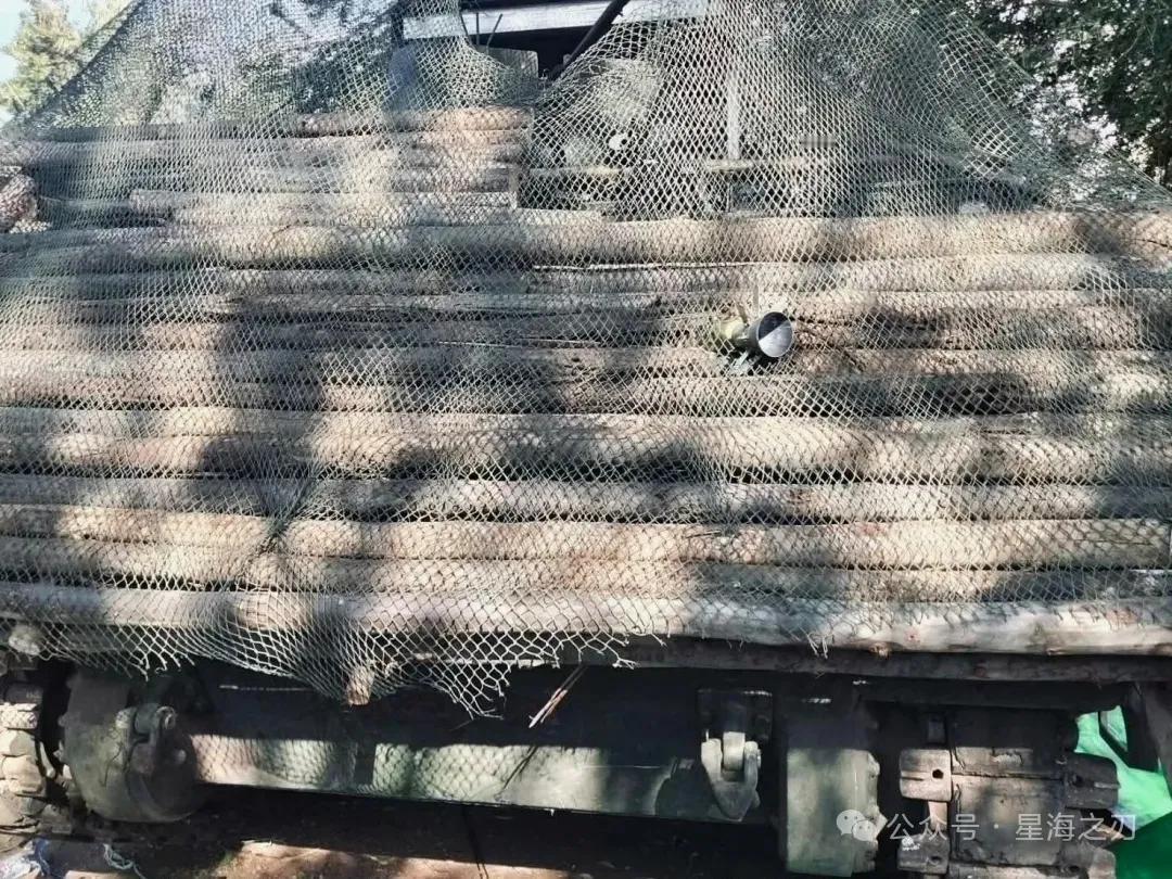 泰国军队的土法上马，给装甲车加装了滚木，作为附加装甲。还别说，真有用，挡住了一发