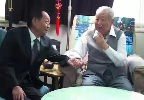 2006年，院士袁隆平受邀赴北京进行学术报告，结束了行程后，他特意抽出时间，前往