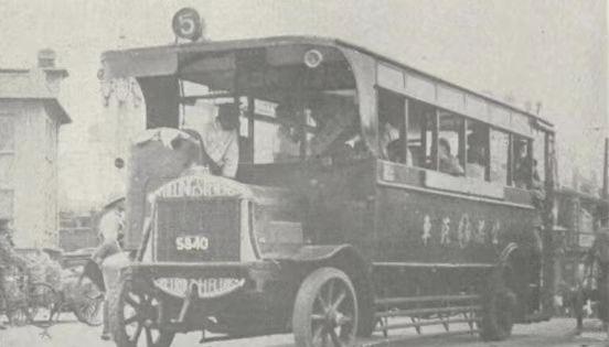 1930年的迪化（今乌鲁木齐市）就有了公共汽车。不过，当时这辆公交车开设两支来回