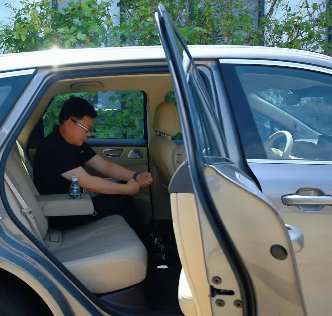 尚界H5后排腿部空间怎么样？余承东和贾健旭试乘试驾尚界H5，余承东坐在后排体