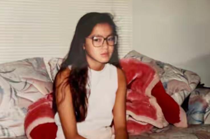 港片红火的那段年月，林熙蕾算得上独一份的性感女神。一张脸清冷又妩媚，身材出众