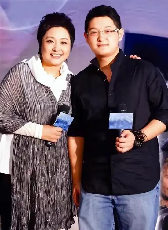 傅彪儿子长大了！神似自己的父亲，。过年和张一山聚会。傅彪儿子傅子恩，今年已经35