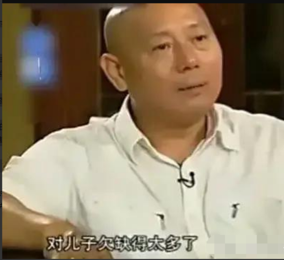 1993年，成为亿万富翁的李成儒，把糟糠妻以及6岁儿子扫地出门，自己住豪宅，儿子