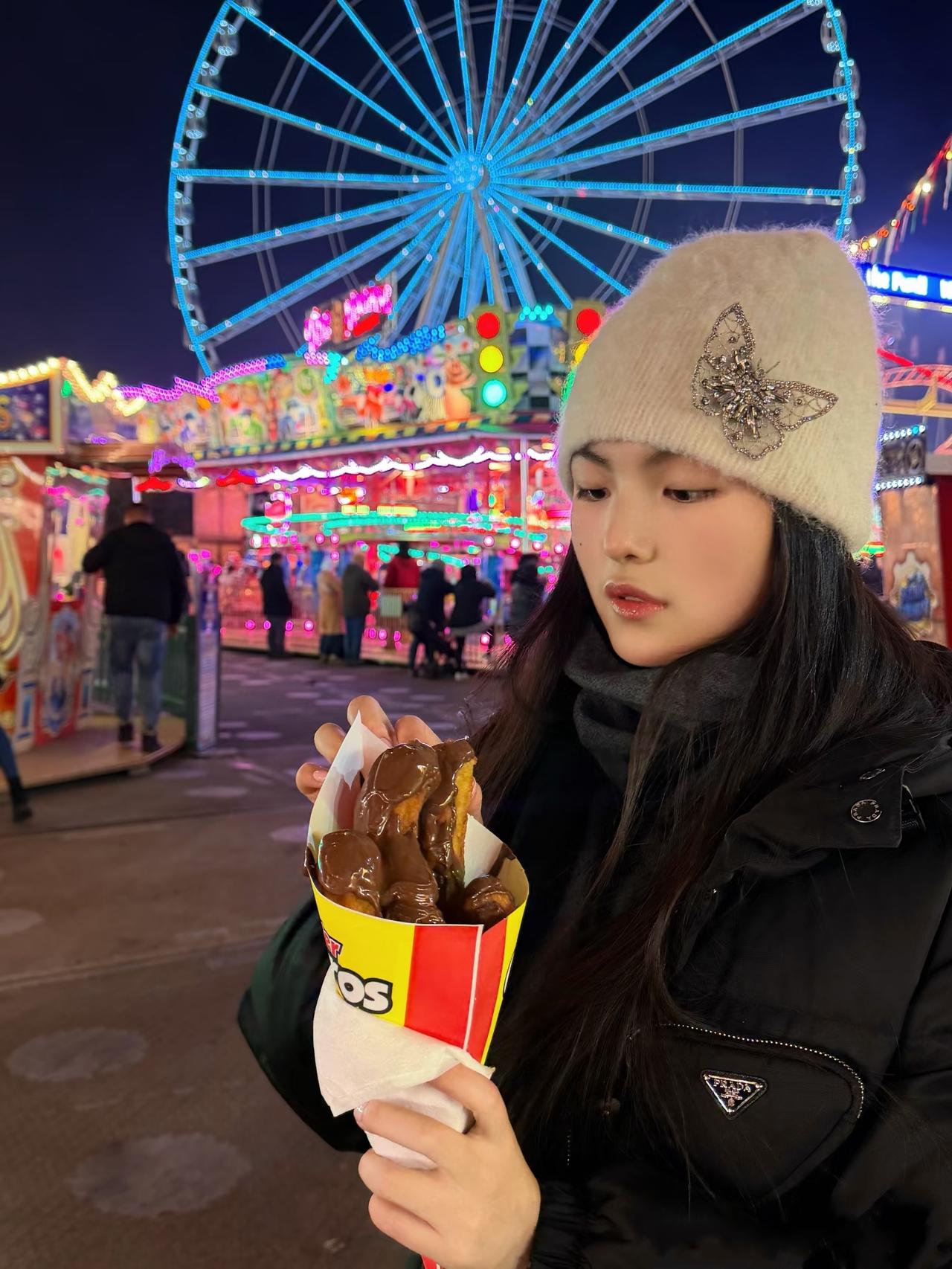 11月22日，王诗龄晒自己的最新动态！从曝光的画面我们可以看出，她晚上应该去逛