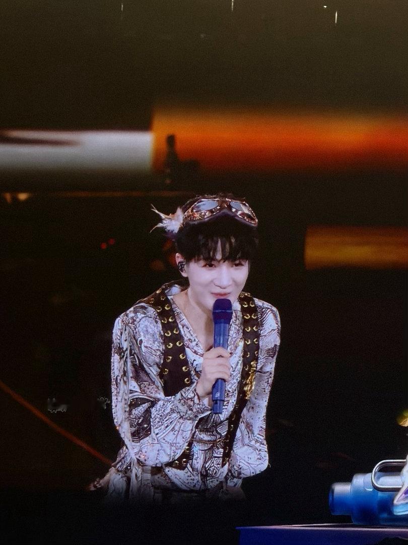 周深小猫表情抓拍📸想买相机的心越来越强烈了，然后精进PS，好想给猫猫出神图