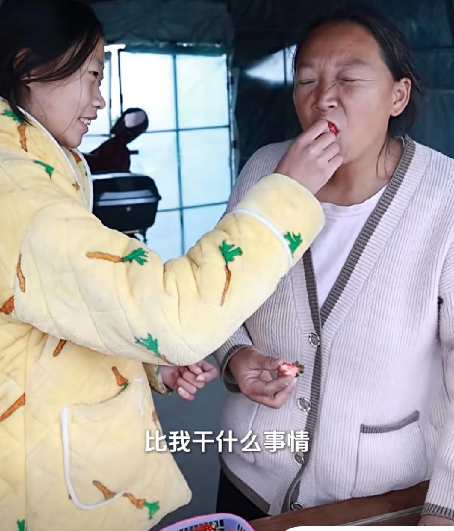 父母忙生意，女儿缺少陪伴抑郁产生轻生念头，母亲毅然放弃事业陪伴女儿！三年前后母亲