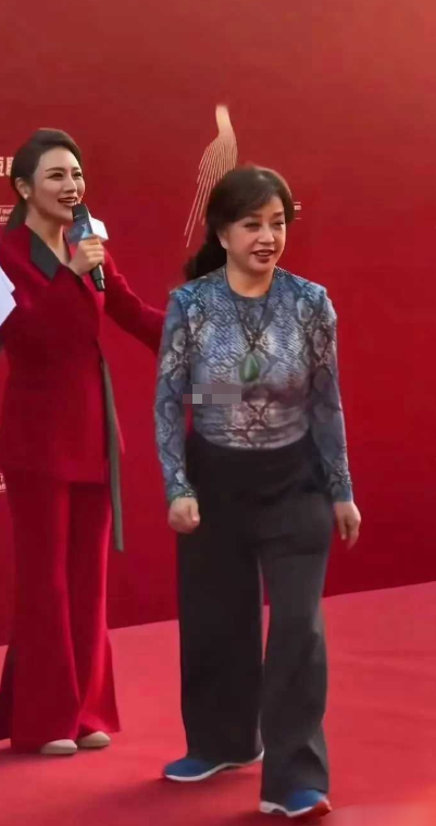 刘晓庆，脚上的鞋子很显眼，年纪大了还是得怎么舒服怎么来​​​