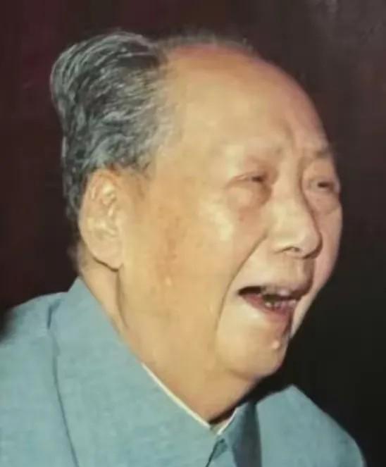 看到主席的这张照片，心中充满了无限的热爱和敬仰，老人家一生艰苦朴素，始终全心全意