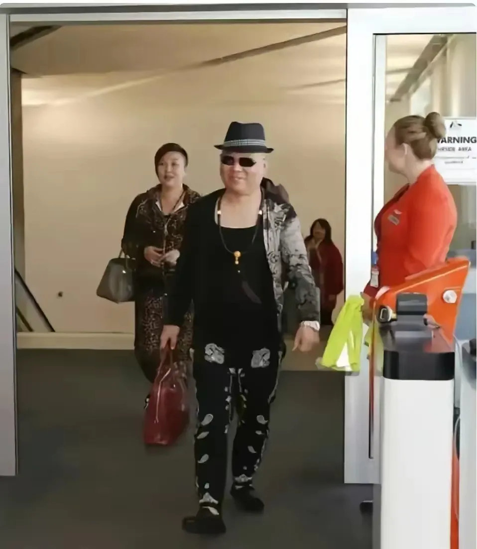 看这一墙书柜，郭德纲应该是满腹经纶，才华横溢吧，但无论怎么看也不像一个文化人​