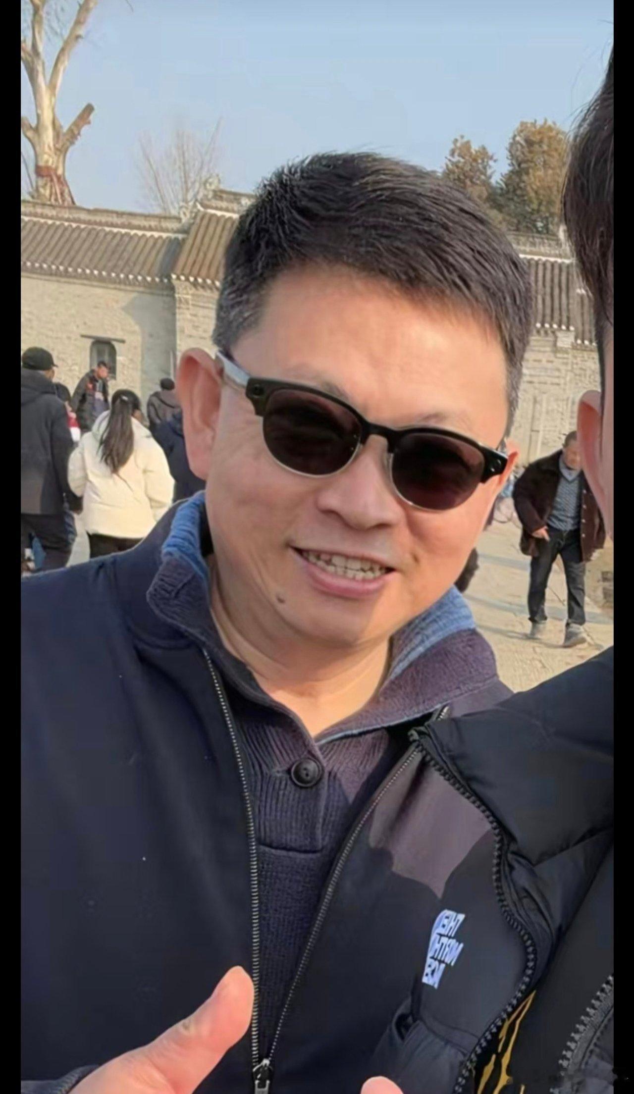 老余同志戴的是啥？好难猜啊，哈哈哈哈哈哈哈哈哈哈...