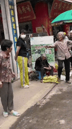 大妈这手势不知道在哪里学的，挺别致啊[捂脸哭]