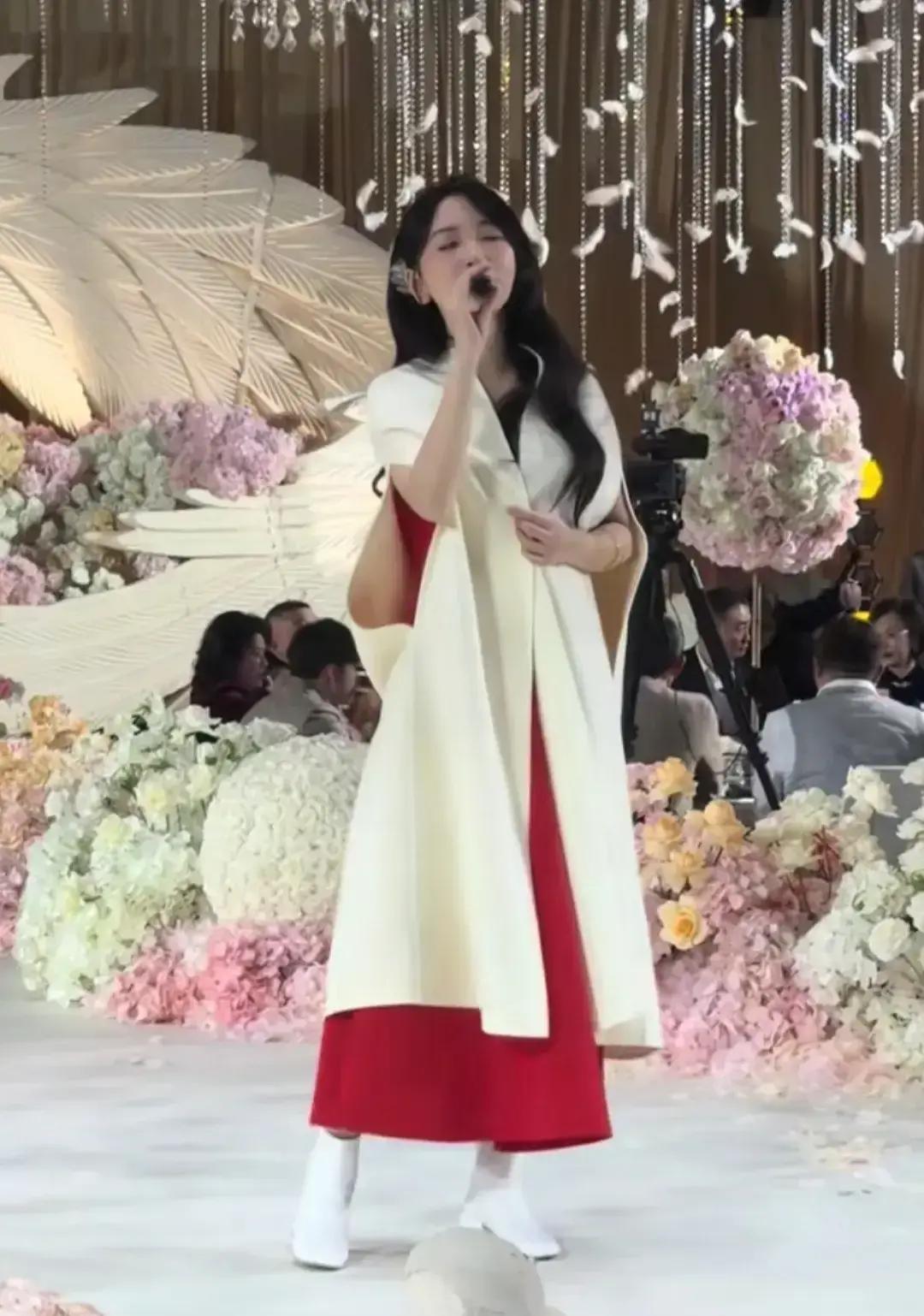 金莎零下三度穿露肩长裙唱完整场，嘴唇冻得发紫，下台得扶墙喘。网传酬劳三十五万，