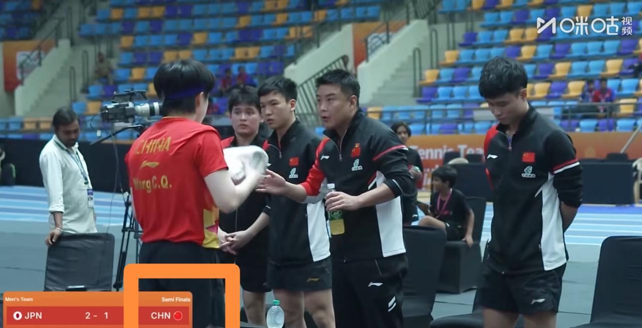 中国男乒名将王楚钦彻底的打懵了张本智和！在今天进行的一场乒乓球亚锦赛男团半决赛中