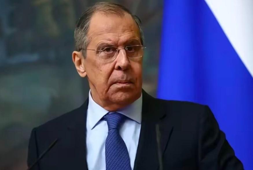 斯莫连科夫在多名美国特工的死命掩护下连夜出逃，彻底从俄罗斯土地上消失。很多人以为