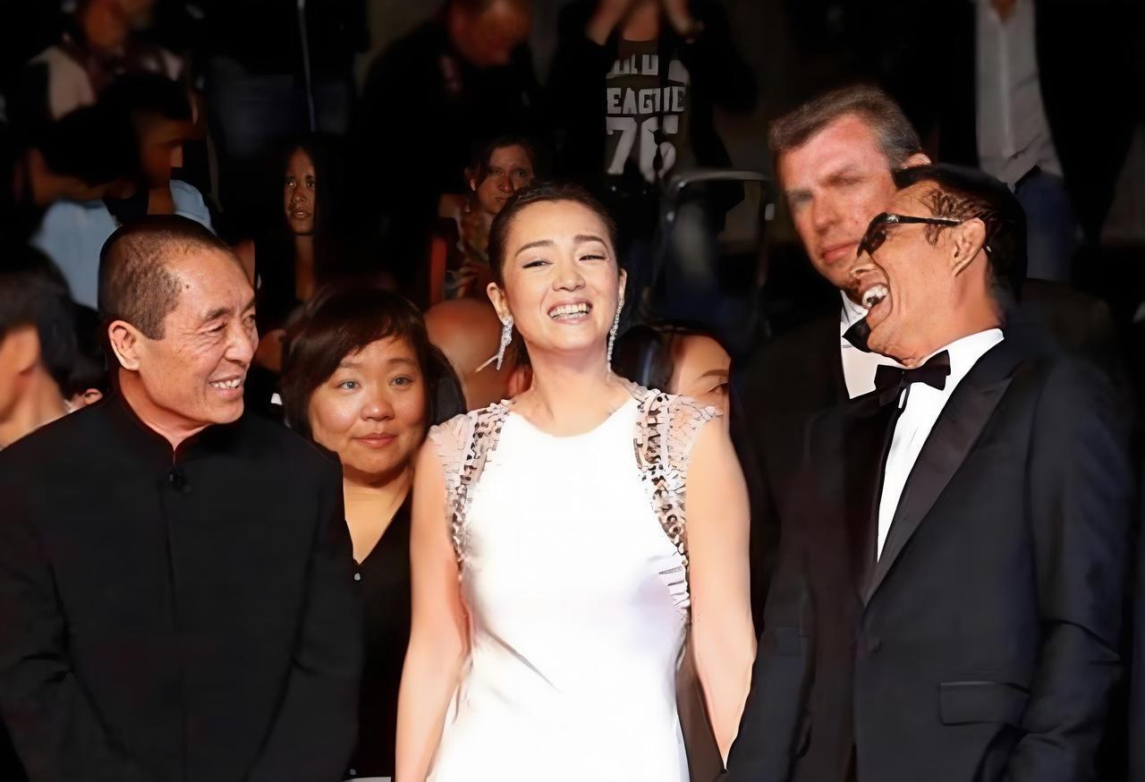 72岁张艺谋和57岁巩俐，26年后在威尼斯十指紧扣。没有尴尬，没有闪躲。红毯