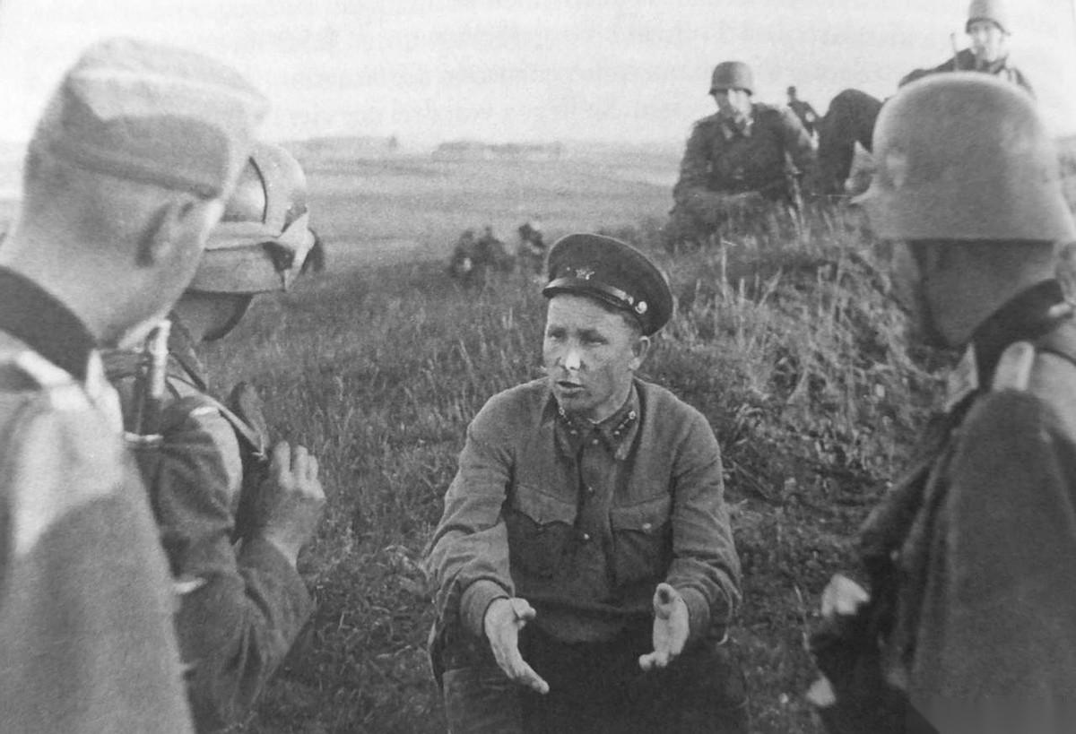 这张照片拍下的，是一个“死人”开口说话的瞬间。真的，在快门按下的那一刻，照片里