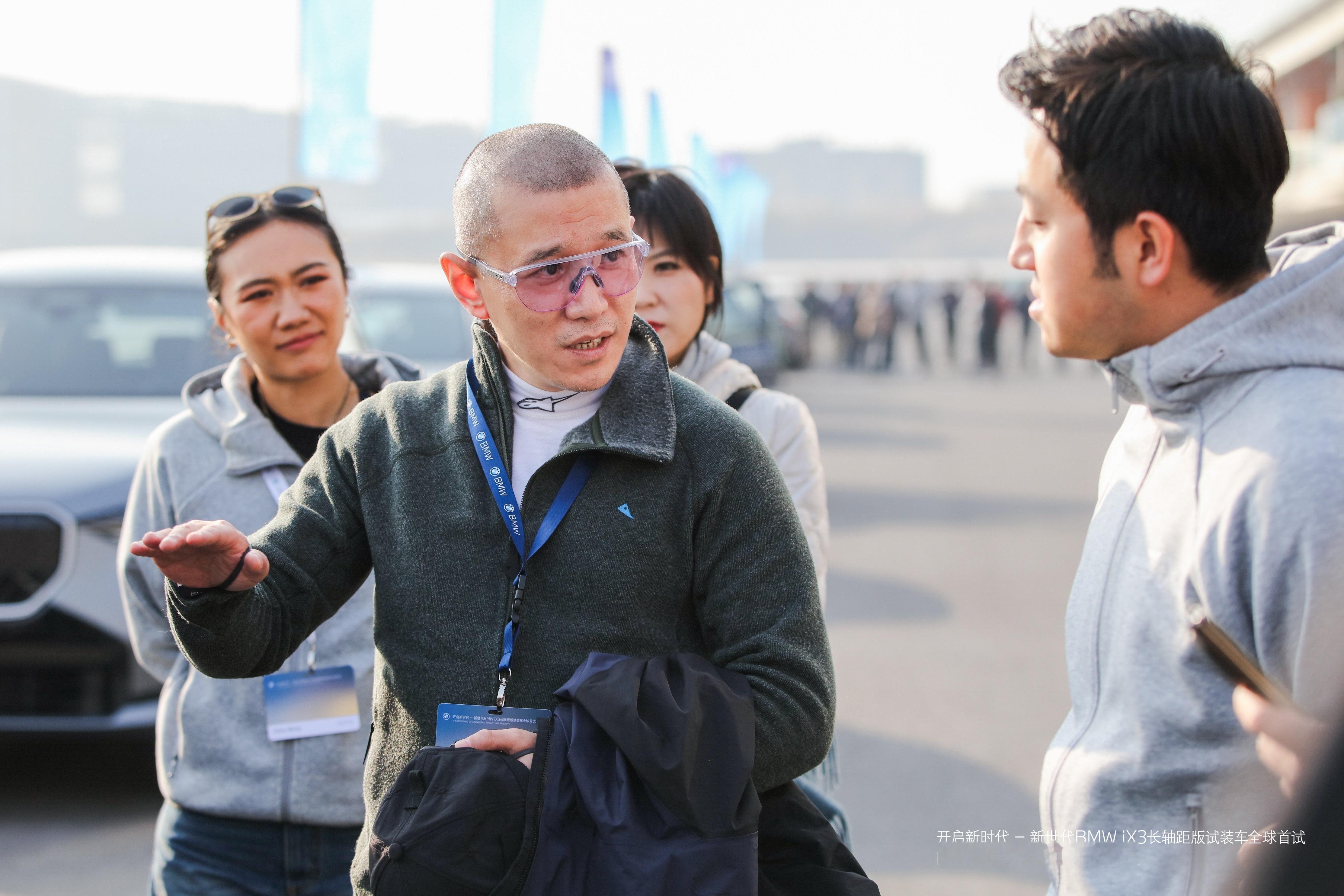 在iX3的试驾活动上，BMW的官方摄影师是懂摄影的，哥们看完了照片说我这