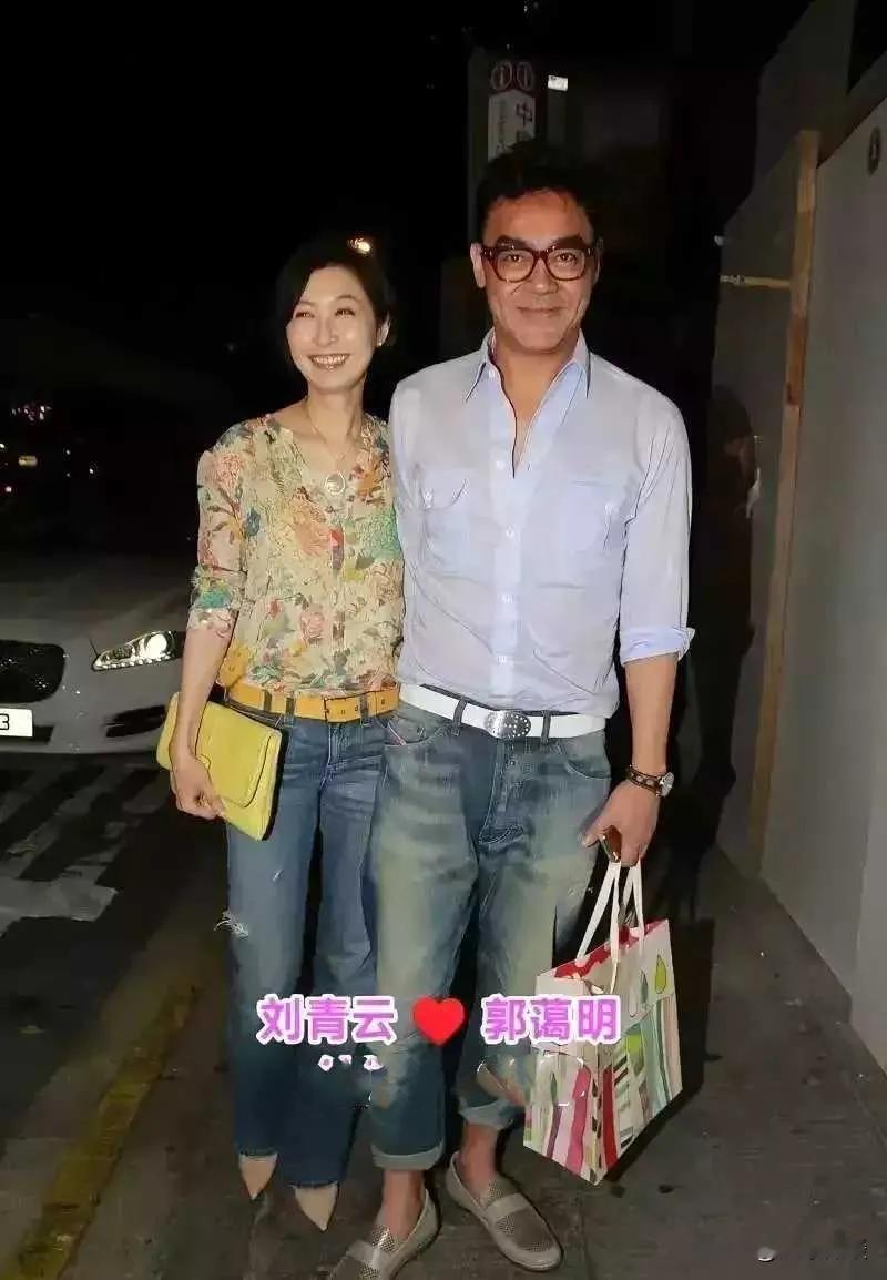 提起刘青云，大家都知道他是圈内出了名的好男人，结婚多年零绯闻，一直专一顾家。很多人开玩笑说，刘青云不