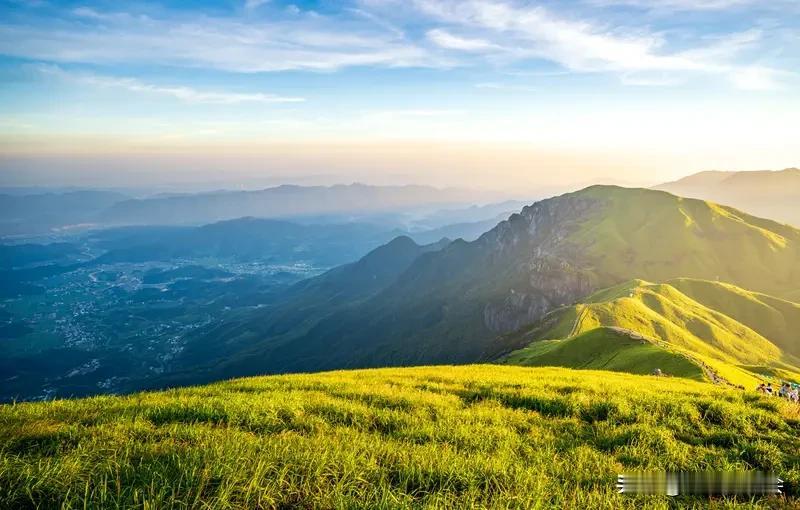 看到“山重水复疑无路”这句上联，就感觉像置身于曲折山林中，前路迷茫。有几个下联