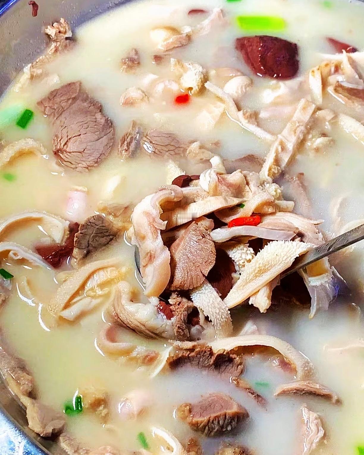 川渝的冬天，羊肉汤配豌豆尖是‌最经典饮食搭配。羊肉汤汤色乳白、味道醇厚，而豌