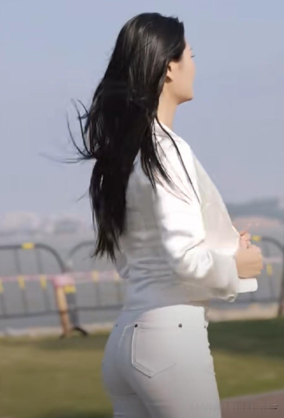 人生最大的崩塌，从来不是突然的天崩地裂。就像脚下的流沙，看着稳稳当当，风平