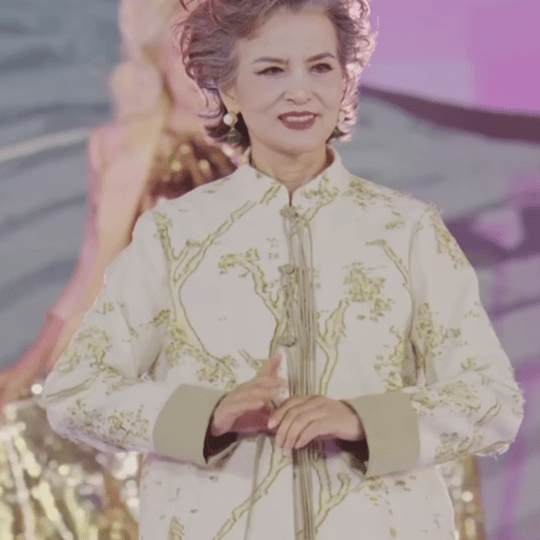 孟佳携六旬奶奶团高能量走秀绝了！孟佳携手六旬奶奶团走秀，奶奶们台步稳得像定海神