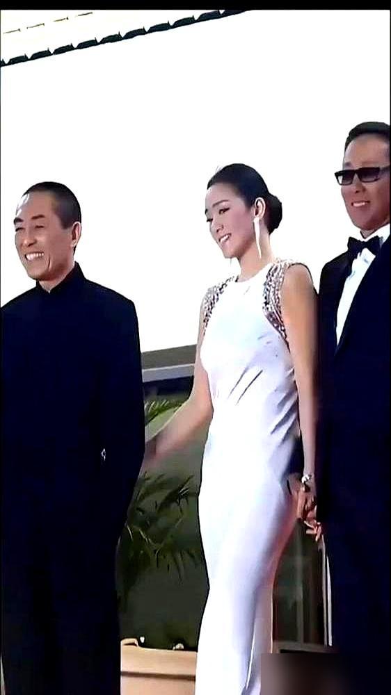 巩俐8年的痴情，换来张艺谋一句“我从没想过结婚”。那一年，她快30了，一个