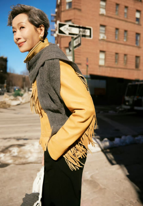 在纽约的街头叶童穿着黄色流苏皮衣搭配一条灰色围巾看起来美呆了起风时流苏在风中