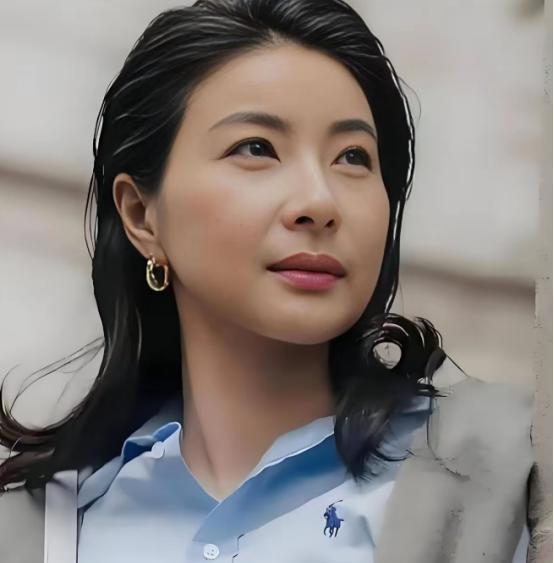 豪门媳妇在搬矿泉水。一箱一箱的。39块的白T恤，五毛钱的发圈。郭晶晶猫着腰