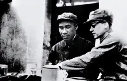 1937年，李德以不适应延安生活为由欲返苏联，毛主席劝他：“苏联正搞大清洗，此