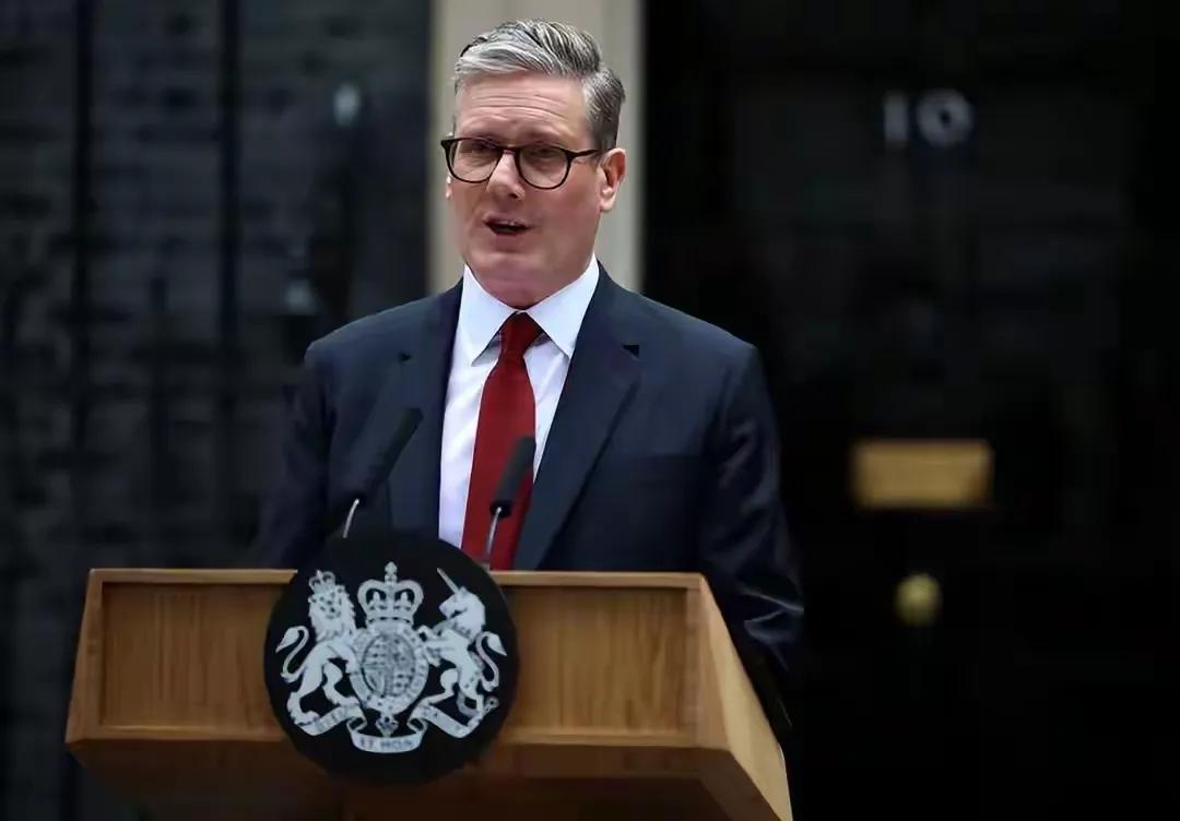 前脚英国宣布斯塔默将于2026年1月底访问中国，后脚英国就跑到日本与自卫队演练联