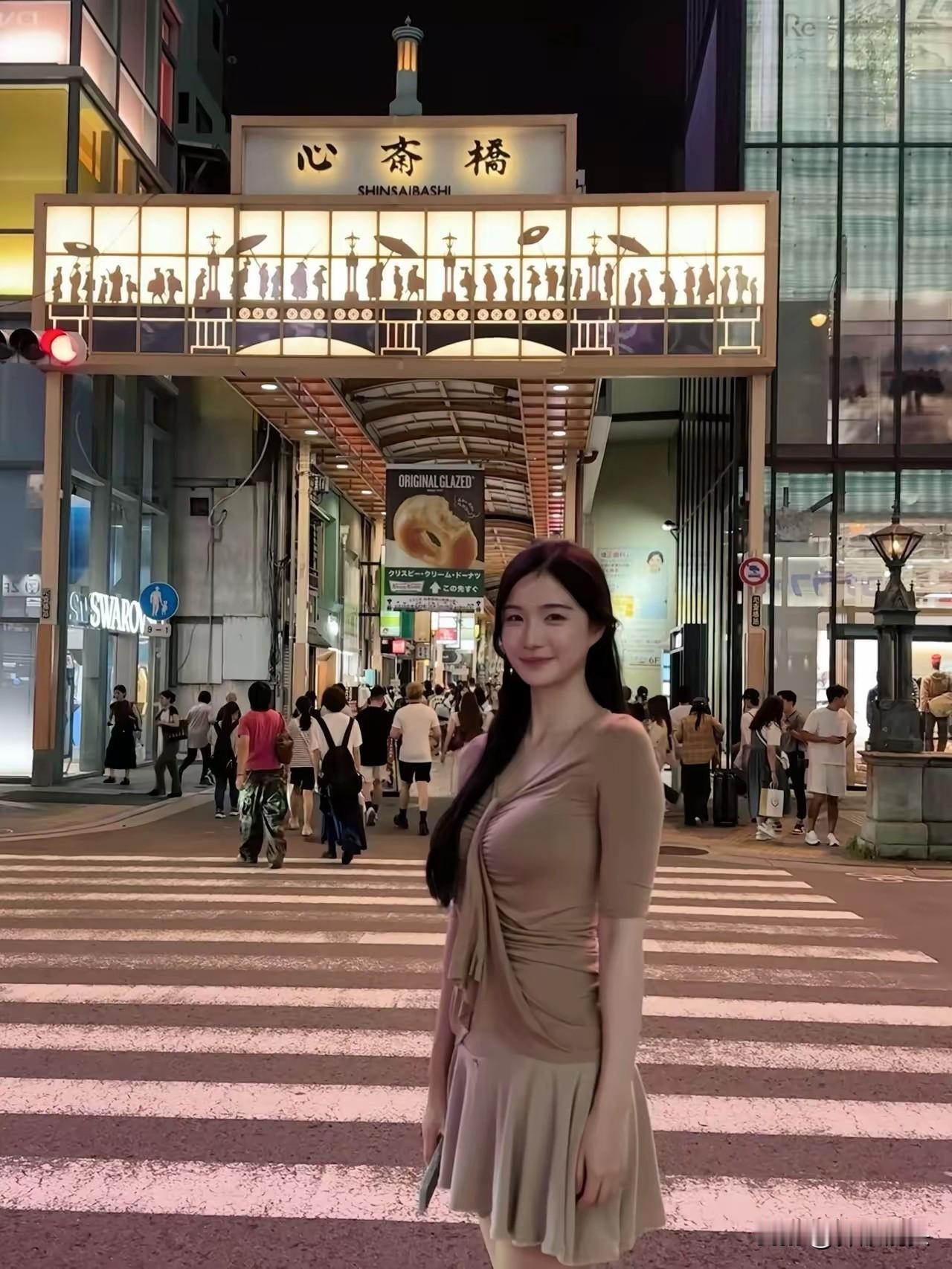 夜晚的心斋桥，繁华街头，灯火阑珊，人潮涌动。