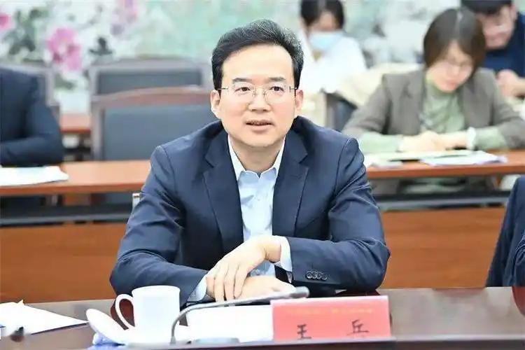 甘肃省新增了省委常委王兵，以前是银行体系的，去了省里工作照样厉害！王兵，1972