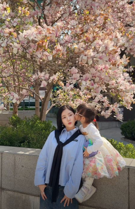 王灿与女儿在玉兰花下合影！杜淳老婆王灿分享了一段视频，母女俩在玉兰花树下温馨互