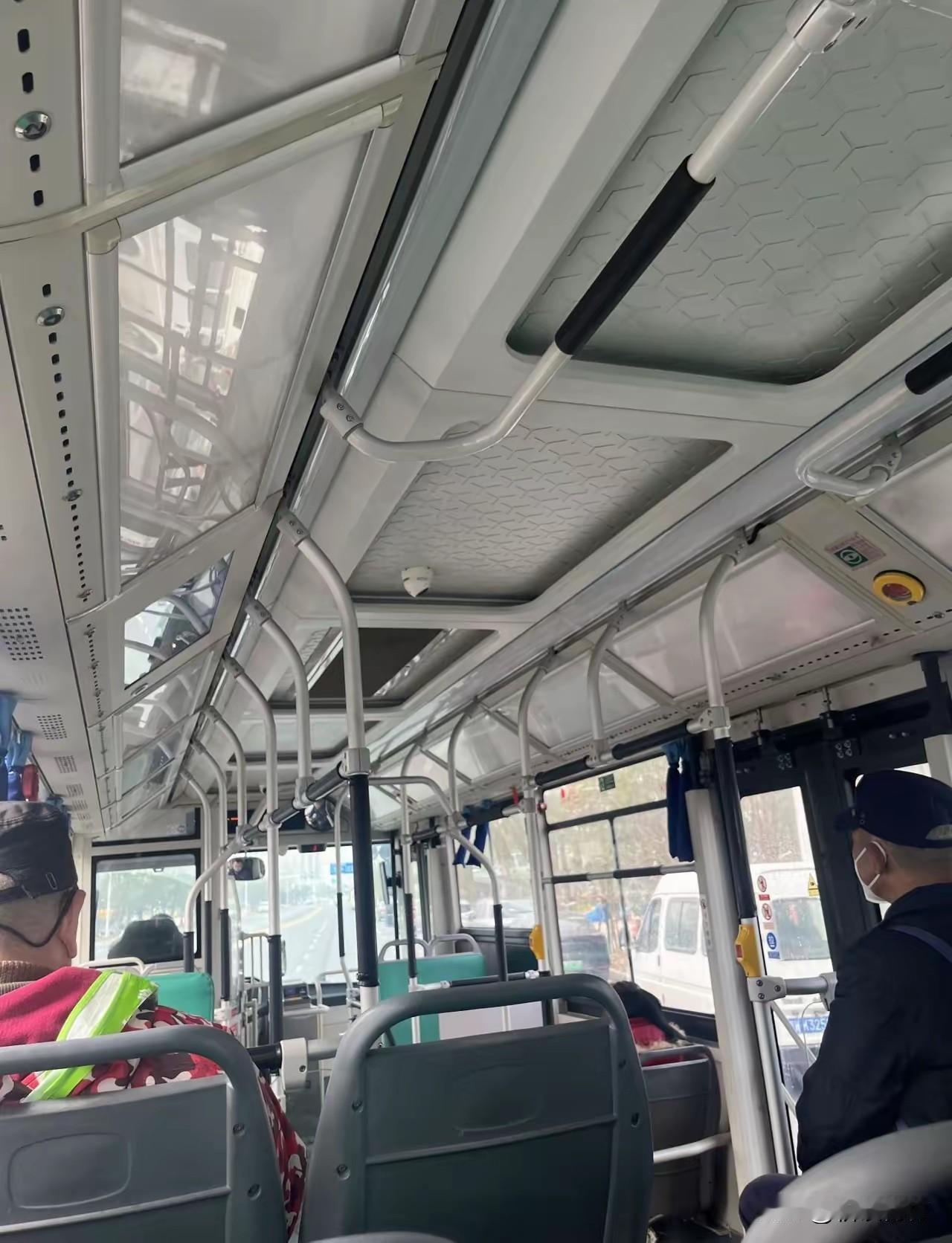 大家发现没，武汉的公交感觉成老年人专列了！最近坐了几次公交，发现一个现象，武