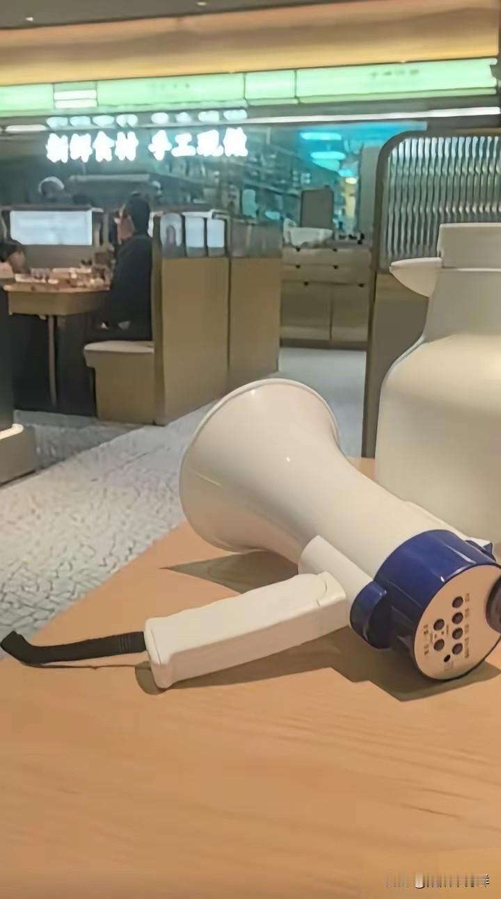 广州一家餐饮店拖欠一名员工5万多块钱工资已经一年多了，但是老板一直不给，也不露脸