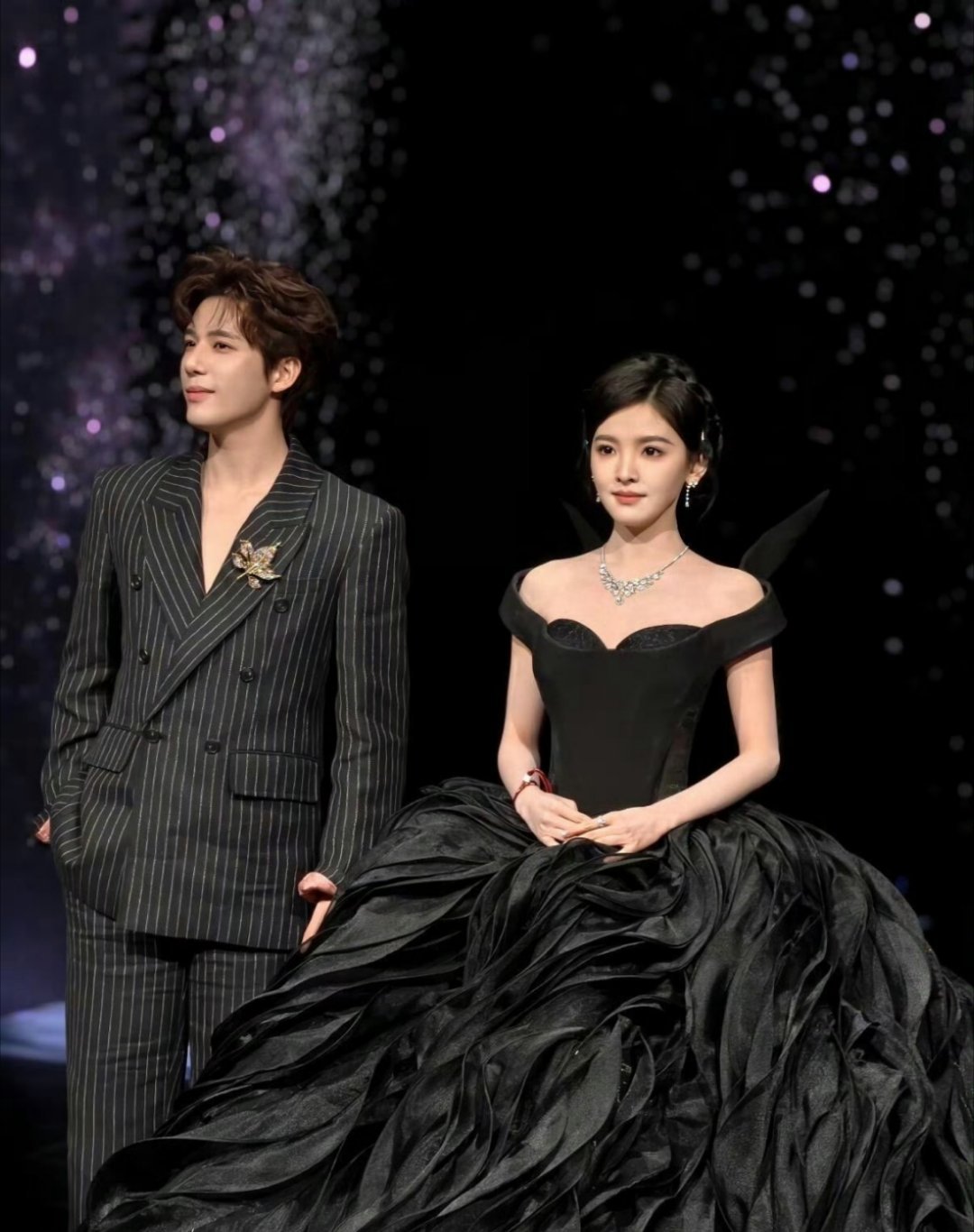 章若楠裙子好大王安宇想扶扶不到章若楠裙子虽然大，但是好美呀！王安宇帅气又绅士