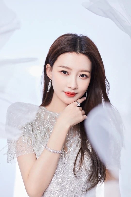 孙怡婚纱缎面婚纱配上柔和卷发，孙怡清冷温柔的气质直接拉满，简单素雅反而胜过满钻华