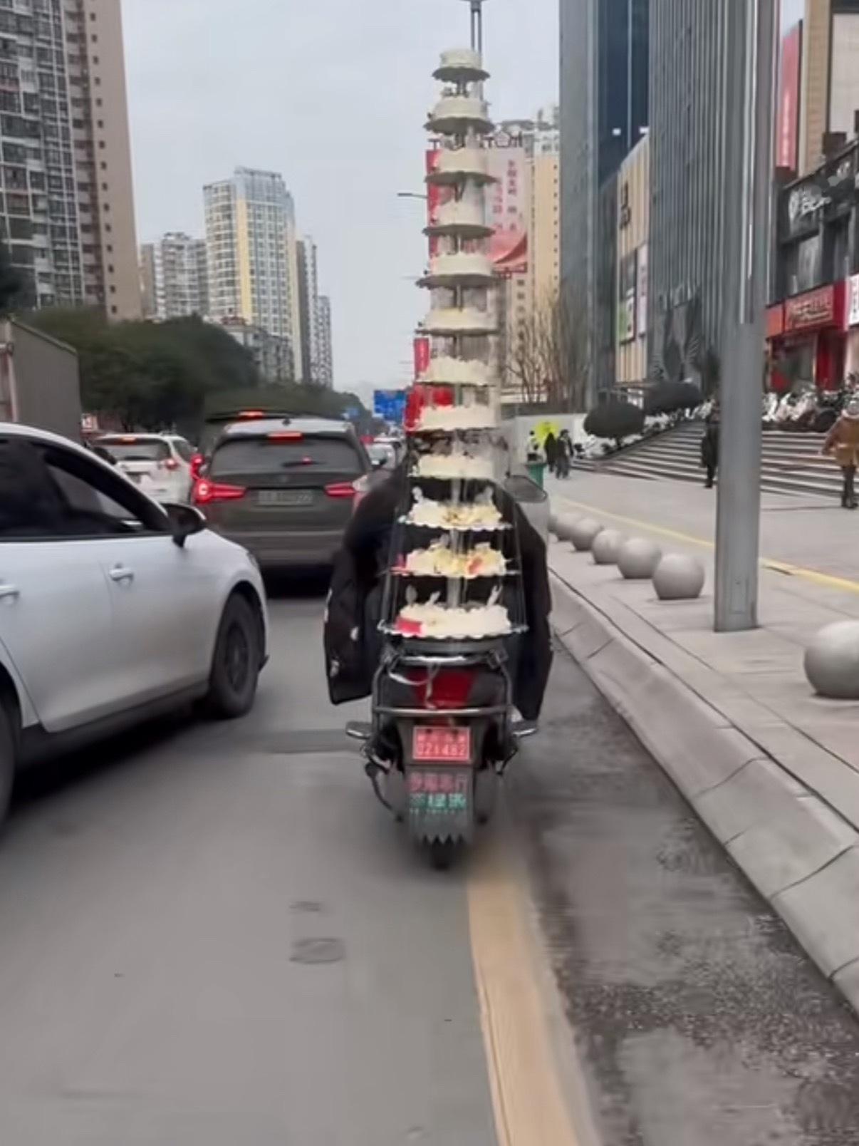 说了多少遍，外卖蛋糕一天接一单就行了，因为多了吃不完！外卖小哥打翻32杯奶茶原地