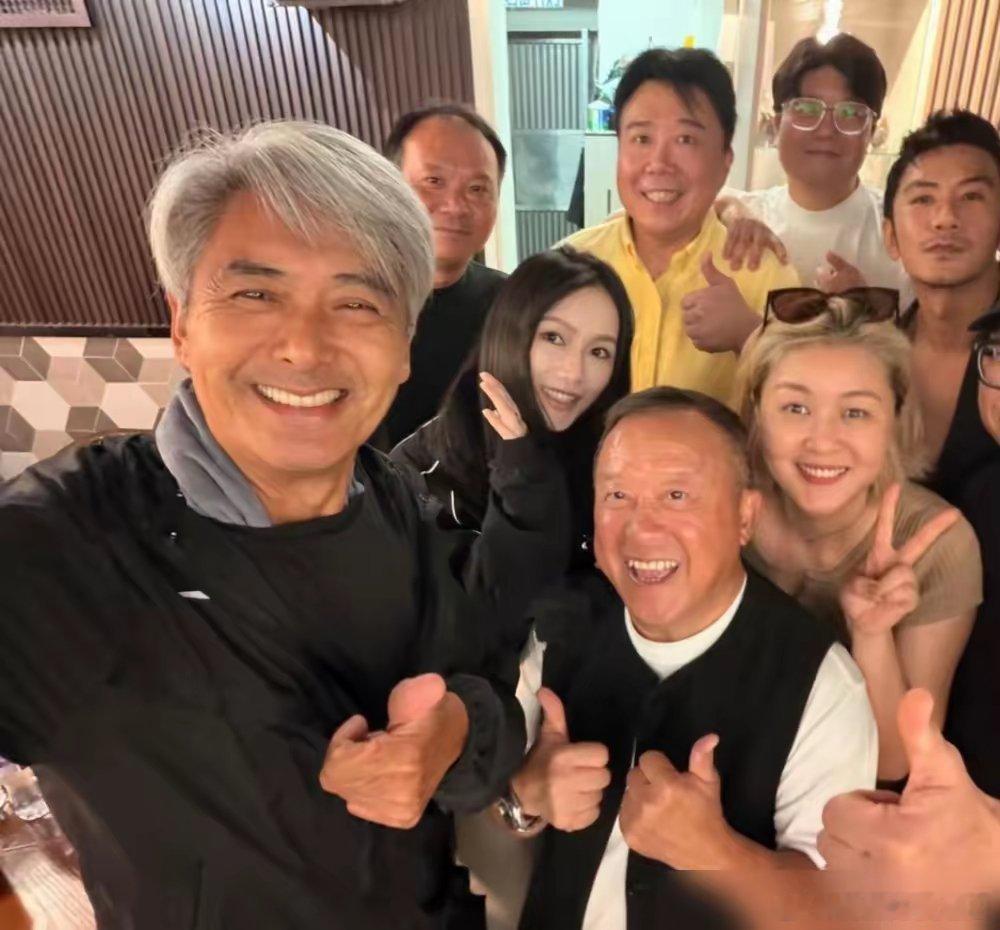 周润发老了。一张聚会照，就这么曝了出来。照片里，他跟曾志伟头挨着头。满脸皱纹，皮